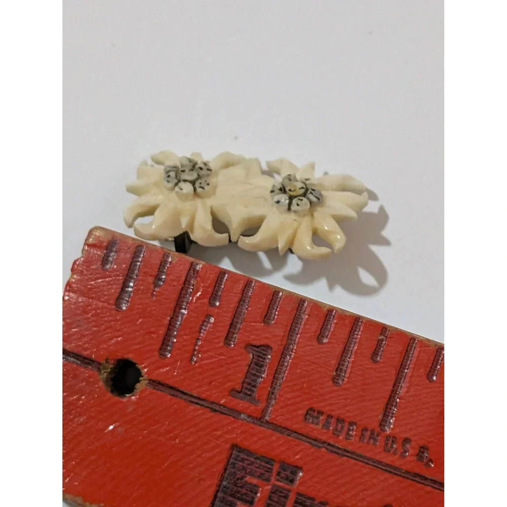 Vintage Carved Double Edelweiss Flower Brooch Pin Cream Alpine Floral Jewelry